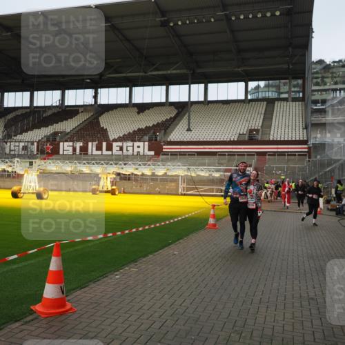07.12.2025 - St. Pauli X-Mass-Run No. 15 Fabian Wolf http://msf.ph/oto/9423660 07.12.2025 12:02:25 Ziel 1979, 1983, 2936, 2940, 3203, 3837, 4364 meine-sportfotos.de