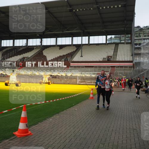 07.12.2025 - St. Pauli X-Mass-Run No. 15 Fabian Wolf http://msf.ph/oto/9423661 07.12.2025 12:02:25 Ziel 1979, 1983, 2936, 2940, 3203, 3837, 4364 meine-sportfotos.de