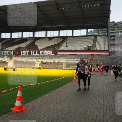 07.12.2025 - St. Pauli X-Mass-Run No. 15 Fabian Wolf http://msf.ph/oto/9423662 07.12.2025 12:02:25 Ziel 1979, 1983, 2936, 2940, 3203, 3837, 4364 meine-sportfotos.de