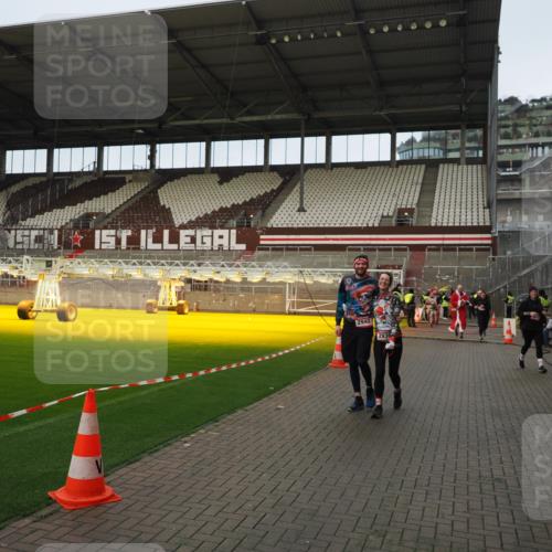 07.12.2025 - St. Pauli X-Mass-Run No. 15 Fabian Wolf http://msf.ph/oto/9423663 07.12.2025 12:02:25 Ziel 1979, 1983, 2936, 2940, 3203, 3837, 4364 meine-sportfotos.de