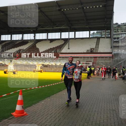 07.12.2025 - St. Pauli X-Mass-Run No. 15 Fabian Wolf http://msf.ph/oto/9423669 07.12.2025 12:02:27 Ziel 235, 1979, 1983, 2936, 2940, 3203, 3429, 3432, 3837, 4364 meine-sportfotos.de