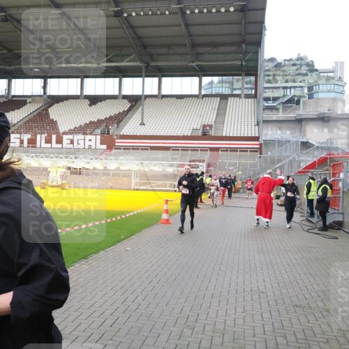 07.12.2025 - St. Pauli X-Mass-Run No. 15 Fabian Wolf http://msf.ph/oto/9423676 07.12.2025 12:02:31 Ziel 235, 1979, 1983, 2936, 2940, 3203, 3429, 3432, 3743, 3745, 3837, 4364 meine-sportfotos.de