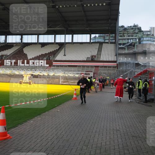 07.12.2025 - St. Pauli X-Mass-Run No. 15 Fabian Wolf http://msf.ph/oto/9423677 07.12.2025 12:02:31 Ziel 235, 1979, 1983, 2936, 2940, 3203, 3429, 3432, 3743, 3745, 3837, 4364 meine-sportfotos.de