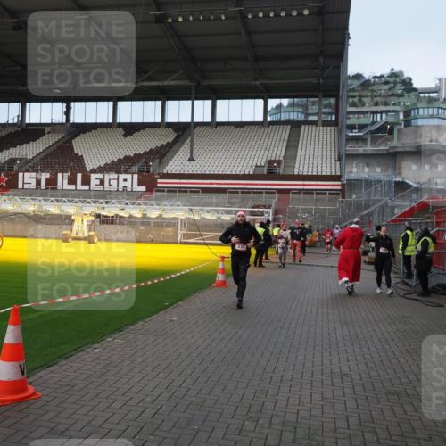 07.12.2025 - St. Pauli X-Mass-Run No. 15 Fabian Wolf http://msf.ph/oto/9423678 07.12.2025 12:02:31 Ziel 235, 1979, 1983, 2936, 2940, 3203, 3429, 3432, 3743, 3745, 3837, 4364 meine-sportfotos.de
