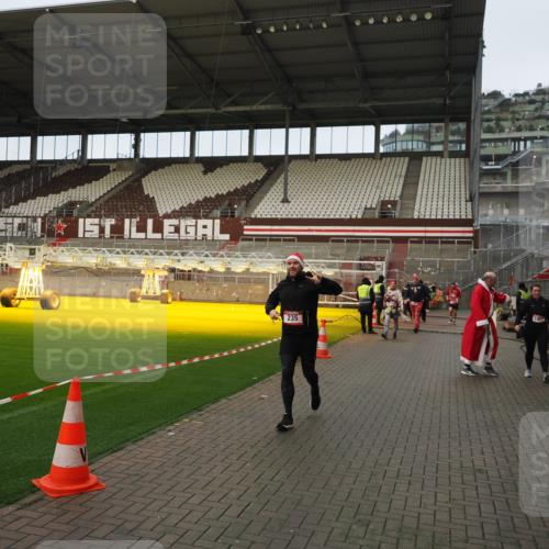 07.12.2025 - St. Pauli X-Mass-Run No. 15 Fabian Wolf http://msf.ph/oto/9423679 07.12.2025 12:02:32 Ziel 235, 1979, 1983, 2936, 2940, 3203, 3429, 3432, 3743, 3745, 3837, 3995, 4364 meine-sportfotos.de