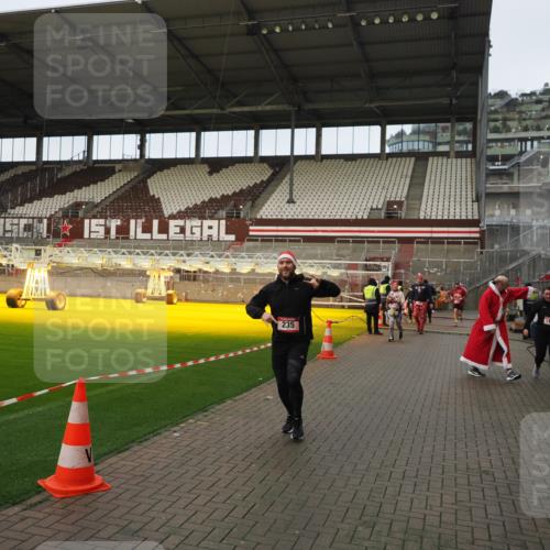 07.12.2025 - St. Pauli X-Mass-Run No. 15 Fabian Wolf http://msf.ph/oto/9423680 07.12.2025 12:02:33 Ziel 235, 1979, 1983, 2936, 2940, 3203, 3429, 3432, 3743, 3745, 3837, 3995 meine-sportfotos.de