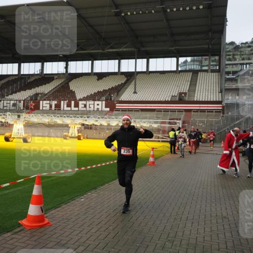 07.12.2025 - St. Pauli X-Mass-Run No. 15 Fabian Wolf http://msf.ph/oto/9423681 07.12.2025 12:02:33 Ziel 235, 1979, 1983, 2936, 2940, 3203, 3429, 3432, 3743, 3745, 3837, 3995 meine-sportfotos.de