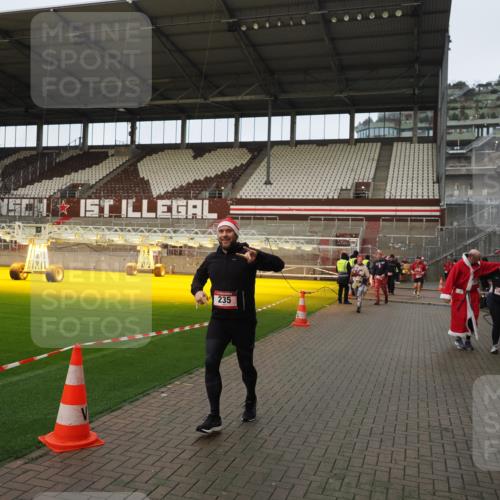 07.12.2025 - St. Pauli X-Mass-Run No. 15 Fabian Wolf http://msf.ph/oto/9423682 07.12.2025 12:02:33 Ziel 235, 1979, 1983, 2936, 2940, 3203, 3429, 3432, 3743, 3745, 3837, 3995 meine-sportfotos.de