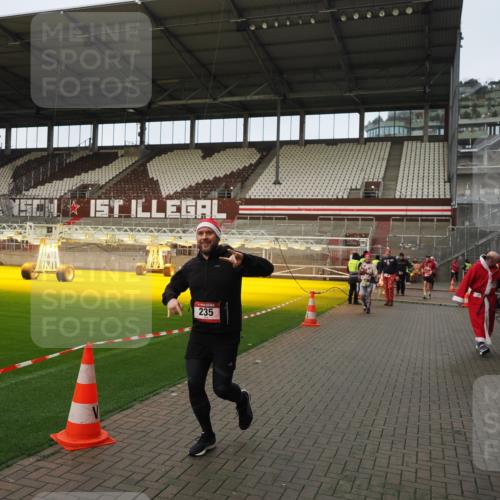 07.12.2025 - St. Pauli X-Mass-Run No. 15 Fabian Wolf http://msf.ph/oto/9423683 07.12.2025 12:02:33 Ziel 235, 1979, 1983, 2936, 2940, 3203, 3429, 3432, 3743, 3745, 3837, 3995 meine-sportfotos.de