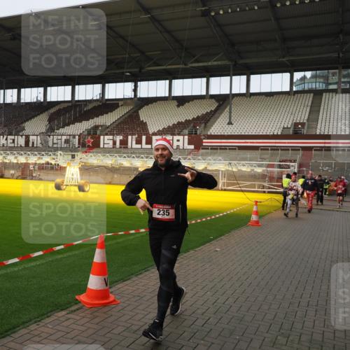 07.12.2025 - St. Pauli X-Mass-Run No. 15 Fabian Wolf http://msf.ph/oto/9423684 07.12.2025 12:02:33 Ziel 235, 1979, 1983, 2936, 2940, 3203, 3429, 3432, 3743, 3745, 3837, 3995 meine-sportfotos.de
