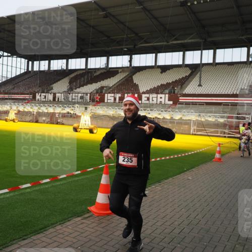 07.12.2025 - St. Pauli X-Mass-Run No. 15 Fabian Wolf http://msf.ph/oto/9423685 07.12.2025 12:02:34 Ziel 235, 1979, 1983, 2936, 2940, 3203, 3429, 3432, 3743, 3745, 3837, 3995 meine-sportfotos.de