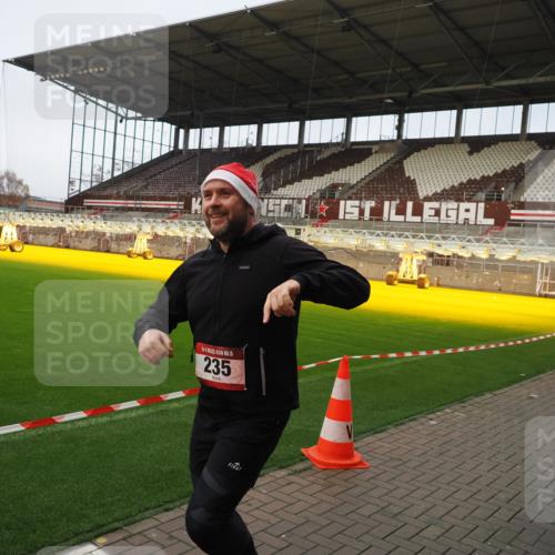 07.12.2025 - St. Pauli X-Mass-Run No. 15 Fabian Wolf http://msf.ph/oto/9423687 07.12.2025 12:02:34 Ziel 235, 1979, 1983, 2936, 2940, 3203, 3429, 3432, 3743, 3745, 3837, 3995 meine-sportfotos.de