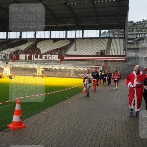 07.12.2025 - St. Pauli X-Mass-Run No. 15 Fabian Wolf http://msf.ph/oto/9423688 07.12.2025 12:02:37 Ziel 235, 1279, 1979, 1983, 2936, 2940, 3429, 3432, 3743, 3745, 3803, 3837, 3995 meine-sportfotos.de