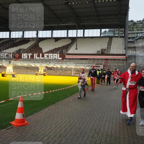 07.12.2025 - St. Pauli X-Mass-Run No. 15 Fabian Wolf http://msf.ph/oto/9423689 07.12.2025 12:02:38 Ziel 235, 1279, 1979, 1983, 2936, 2940, 3429, 3432, 3743, 3745, 3803, 3837, 3995 meine-sportfotos.de