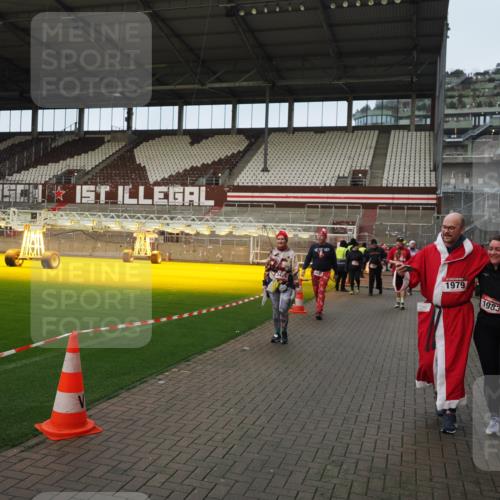 07.12.2025 - St. Pauli X-Mass-Run No. 15 Fabian Wolf http://msf.ph/oto/9423690 07.12.2025 12:02:38 Ziel 235, 1279, 1979, 1983, 2936, 2940, 3429, 3432, 3743, 3745, 3803, 3837, 3995 meine-sportfotos.de