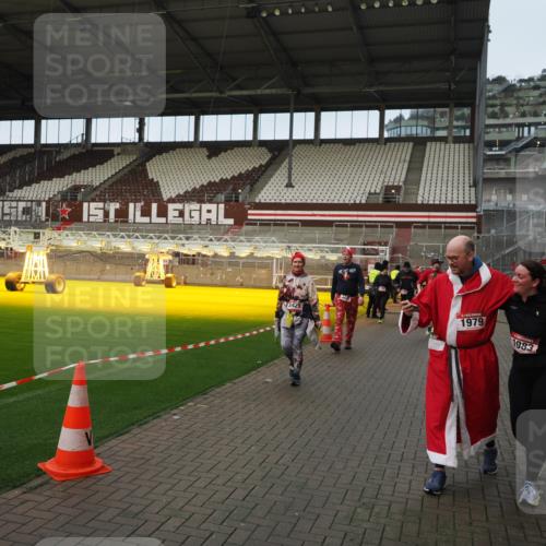 07.12.2025 - St. Pauli X-Mass-Run No. 15 Fabian Wolf http://msf.ph/oto/9423692 07.12.2025 12:02:38 Ziel 235, 1279, 1979, 1983, 2936, 2940, 3429, 3432, 3743, 3745, 3803, 3837, 3995 meine-sportfotos.de