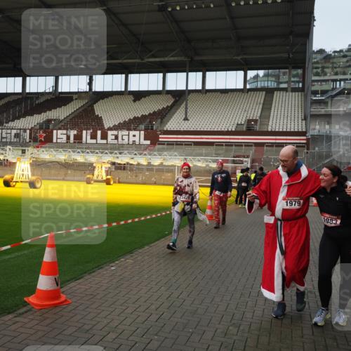 07.12.2025 - St. Pauli X-Mass-Run No. 15 Fabian Wolf http://msf.ph/oto/9423693 07.12.2025 12:02:38 Ziel 235, 1279, 1979, 1983, 2936, 2940, 3429, 3432, 3743, 3745, 3803, 3837, 3995 meine-sportfotos.de