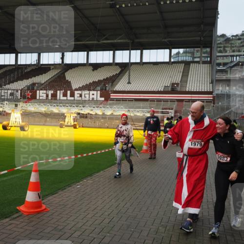 07.12.2025 - St. Pauli X-Mass-Run No. 15 Fabian Wolf http://msf.ph/oto/9423694 07.12.2025 12:02:39 Ziel 235, 1279, 1979, 1983, 3429, 3432, 3743, 3745, 3803, 3837, 3995 meine-sportfotos.de
