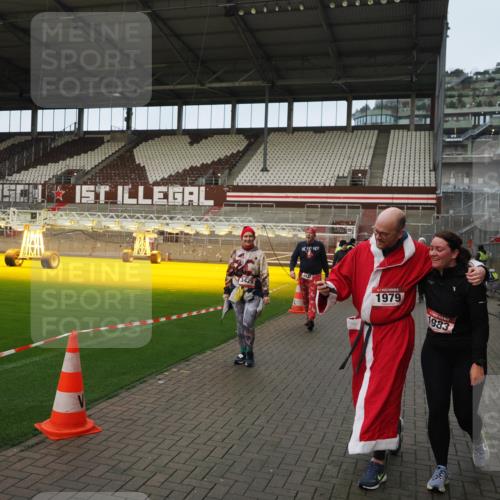 07.12.2025 - St. Pauli X-Mass-Run No. 15 Fabian Wolf http://msf.ph/oto/9423695 07.12.2025 12:02:39 Ziel 235, 1279, 1979, 1983, 3429, 3432, 3743, 3745, 3803, 3837, 3995 meine-sportfotos.de