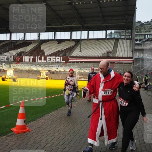 07.12.2025 - St. Pauli X-Mass-Run No. 15 Fabian Wolf http://msf.ph/oto/9423697 07.12.2025 12:02:39 Ziel 235, 1279, 1979, 1983, 3429, 3432, 3743, 3745, 3803, 3837, 3995 meine-sportfotos.de