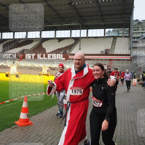 07.12.2025 - St. Pauli X-Mass-Run No. 15 Fabian Wolf http://msf.ph/oto/9423700 07.12.2025 12:02:40 Ziel 235, 1279, 1979, 1983, 3429, 3432, 3743, 3745, 3803, 3837, 3995 meine-sportfotos.de