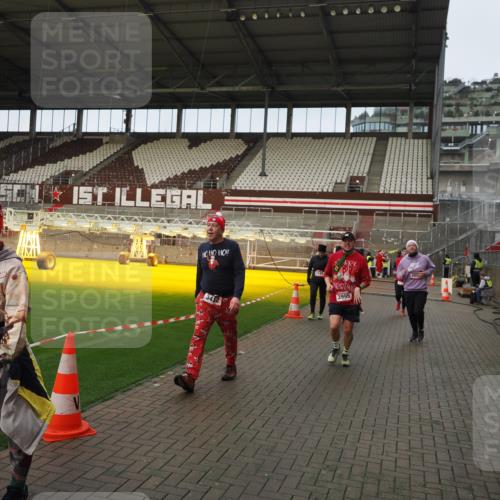 07.12.2025 - St. Pauli X-Mass-Run No. 15 Fabian Wolf http://msf.ph/oto/9423705 07.12.2025 12:02:41 Ziel 235, 1279, 1979, 1983, 3429, 3432, 3743, 3745, 3803, 3837, 3995 meine-sportfotos.de