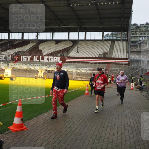 07.12.2025 - St. Pauli X-Mass-Run No. 15 Fabian Wolf http://msf.ph/oto/9423706 07.12.2025 12:02:42 Ziel 235, 1279, 1979, 1983, 3429, 3432, 3743, 3745, 3803, 3995 meine-sportfotos.de