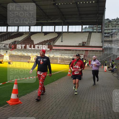 07.12.2025 - St. Pauli X-Mass-Run No. 15 Fabian Wolf http://msf.ph/oto/9423708 07.12.2025 12:02:42 Ziel 235, 1279, 1979, 1983, 3429, 3432, 3743, 3745, 3803, 3995 meine-sportfotos.de