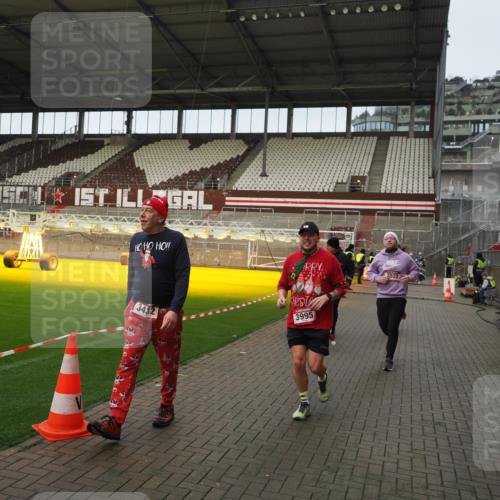 07.12.2025 - St. Pauli X-Mass-Run No. 15 Fabian Wolf http://msf.ph/oto/9423710 07.12.2025 12:02:42 Ziel 235, 1279, 1979, 1983, 3429, 3432, 3743, 3745, 3803, 3995 meine-sportfotos.de