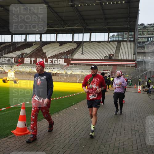 07.12.2025 - St. Pauli X-Mass-Run No. 15 Fabian Wolf http://msf.ph/oto/9423711 07.12.2025 12:02:43 Ziel 235, 1279, 1979, 1983, 3429, 3432, 3743, 3745, 3803, 3995 meine-sportfotos.de