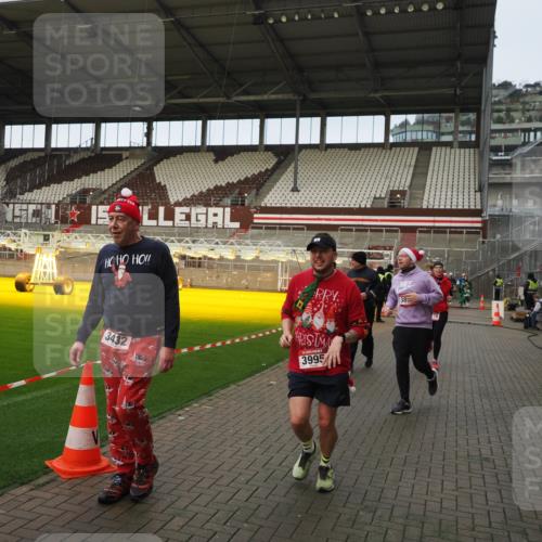 07.12.2025 - St. Pauli X-Mass-Run No. 15 Fabian Wolf http://msf.ph/oto/9423712 07.12.2025 12:02:43 Ziel 235, 1279, 1979, 1983, 3429, 3432, 3743, 3745, 3803, 3995 meine-sportfotos.de