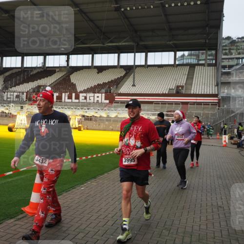 07.12.2025 - St. Pauli X-Mass-Run No. 15 Fabian Wolf http://msf.ph/oto/9423713 07.12.2025 12:02:43 Ziel 235, 1279, 1979, 1983, 3429, 3432, 3743, 3745, 3803, 3995 meine-sportfotos.de