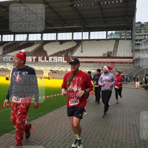 07.12.2025 - St. Pauli X-Mass-Run No. 15 Fabian Wolf http://msf.ph/oto/9423714 07.12.2025 12:02:43 Ziel 235, 1279, 1979, 1983, 3429, 3432, 3743, 3745, 3803, 3995 meine-sportfotos.de