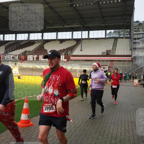 07.12.2025 - St. Pauli X-Mass-Run No. 15 Fabian Wolf http://msf.ph/oto/9423716 07.12.2025 12:02:44 Ziel 235, 826, 1279, 1979, 1983, 3429, 3432, 3743, 3745, 3803, 3995 meine-sportfotos.de
