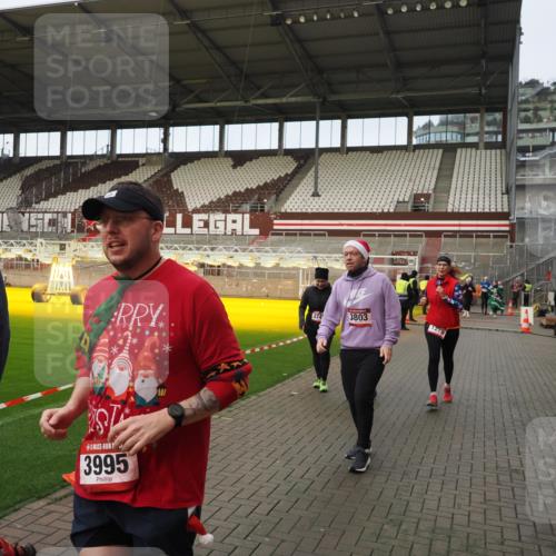 07.12.2025 - St. Pauli X-Mass-Run No. 15 Fabian Wolf http://msf.ph/oto/9423717 07.12.2025 12:02:44 Ziel 235, 826, 1279, 1979, 1983, 3429, 3432, 3743, 3745, 3803, 3995 meine-sportfotos.de