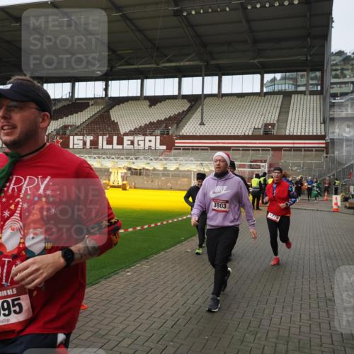 07.12.2025 - St. Pauli X-Mass-Run No. 15 Fabian Wolf http://msf.ph/oto/9423718 07.12.2025 12:02:44 Ziel 235, 826, 1279, 1979, 1983, 3429, 3432, 3743, 3745, 3803, 3995 meine-sportfotos.de