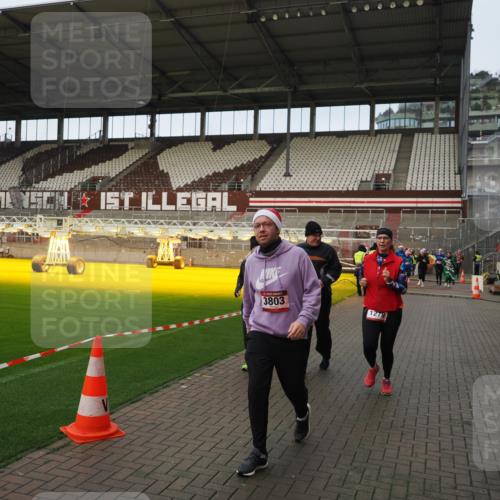 07.12.2025 - St. Pauli X-Mass-Run No. 15 Fabian Wolf http://msf.ph/oto/9423719 07.12.2025 12:02:44 Ziel 235, 826, 1279, 1979, 1983, 3429, 3432, 3743, 3745, 3803, 3995 meine-sportfotos.de