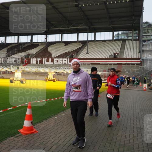 07.12.2025 - St. Pauli X-Mass-Run No. 15 Fabian Wolf http://msf.ph/oto/9423720 07.12.2025 12:02:45 Ziel 235, 826, 1279, 2095, 3429, 3432, 3743, 3745, 3803, 3995, 4681, 4682, 4683, 4684 meine-sportfotos.de
