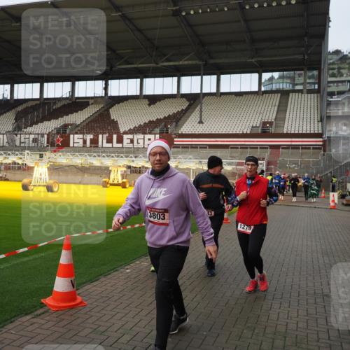07.12.2025 - St. Pauli X-Mass-Run No. 15 Fabian Wolf http://msf.ph/oto/9423721 07.12.2025 12:02:45 Ziel 235, 826, 1279, 2095, 3429, 3432, 3743, 3745, 3803, 3995, 4681, 4682, 4683, 4684 meine-sportfotos.de