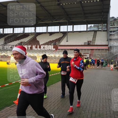 07.12.2025 - St. Pauli X-Mass-Run No. 15 Fabian Wolf http://msf.ph/oto/9423722 07.12.2025 12:02:45 Ziel 235, 826, 1279, 2095, 3429, 3432, 3743, 3745, 3803, 3995, 4681, 4682, 4683, 4684 meine-sportfotos.de
