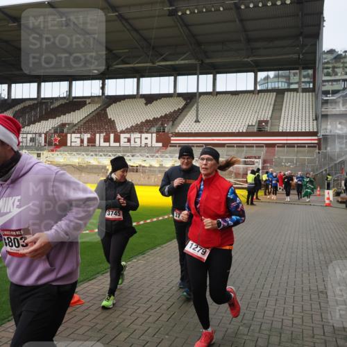 07.12.2025 - St. Pauli X-Mass-Run No. 15 Fabian Wolf http://msf.ph/oto/9423723 07.12.2025 12:02:46 Ziel 235, 826, 1279, 2095, 3429, 3432, 3743, 3745, 3803, 3995, 4681, 4682, 4683, 4684 meine-sportfotos.de