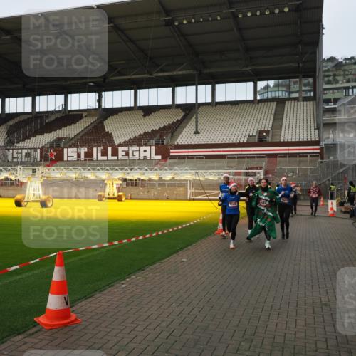 07.12.2025 - St. Pauli X-Mass-Run No. 15 Fabian Wolf http://msf.ph/oto/9423728 07.12.2025 12:02:50 Ziel 826, 1279, 2095, 3743, 3745, 3803, 3995, 4076, 4120, 4228, 4681, 4682, 4683, 4684 meine-sportfotos.de