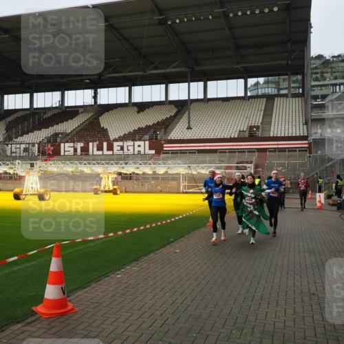 07.12.2025 - St. Pauli X-Mass-Run No. 15 Fabian Wolf http://msf.ph/oto/9423729 07.12.2025 12:02:50 Ziel 826, 1279, 2095, 3743, 3745, 3803, 3995, 4076, 4120, 4228, 4681, 4682, 4683, 4684 meine-sportfotos.de