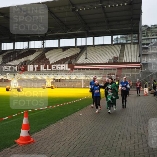 07.12.2025 - St. Pauli X-Mass-Run No. 15 Fabian Wolf http://msf.ph/oto/9423730 07.12.2025 12:02:50 Ziel 826, 1279, 2095, 3743, 3745, 3803, 3995, 4076, 4120, 4228, 4681, 4682, 4683, 4684 meine-sportfotos.de