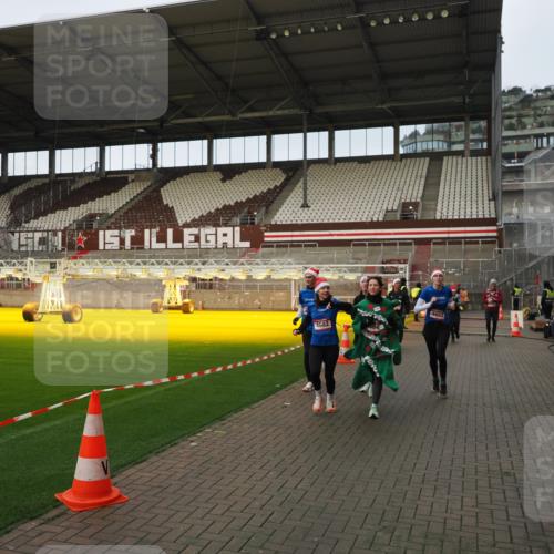 07.12.2025 - St. Pauli X-Mass-Run No. 15 Fabian Wolf http://msf.ph/oto/9423732 07.12.2025 12:02:51 Ziel 826, 1279, 2095, 3743, 3745, 3803, 3995, 4076, 4120, 4228, 4681, 4682, 4683, 4684 meine-sportfotos.de