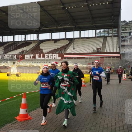 07.12.2025 - St. Pauli X-Mass-Run No. 15 Fabian Wolf http://msf.ph/oto/9423738 07.12.2025 12:02:52 Ziel 826, 1279, 2095, 3803, 3995, 4076, 4120, 4228, 4681, 4682, 4683, 4684 meine-sportfotos.de