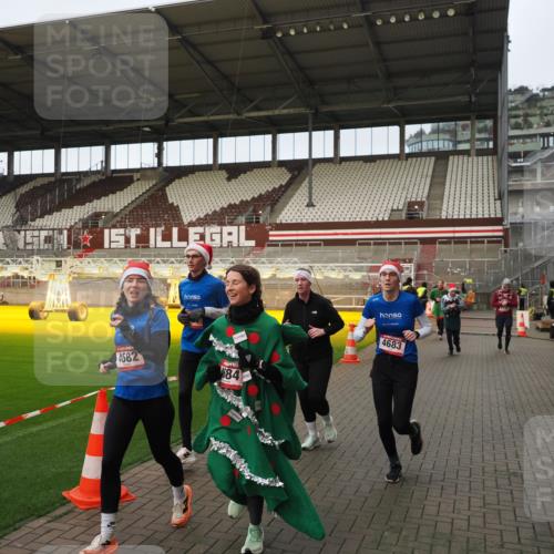 07.12.2025 - St. Pauli X-Mass-Run No. 15 Fabian Wolf http://msf.ph/oto/9423739 07.12.2025 12:02:52 Ziel 826, 1279, 2095, 3803, 3995, 4076, 4120, 4228, 4681, 4682, 4683, 4684 meine-sportfotos.de