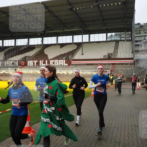 07.12.2025 - St. Pauli X-Mass-Run No. 15 Fabian Wolf http://msf.ph/oto/9423740 07.12.2025 12:02:52 Ziel 826, 1279, 2095, 3803, 3995, 4076, 4120, 4228, 4681, 4682, 4683, 4684 meine-sportfotos.de