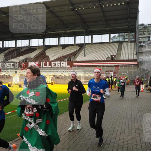 07.12.2025 - St. Pauli X-Mass-Run No. 15 Fabian Wolf http://msf.ph/oto/9423741 07.12.2025 12:02:53 Ziel 826, 1279, 2095, 3803, 4076, 4120, 4228, 4681, 4682, 4683, 4684 meine-sportfotos.de