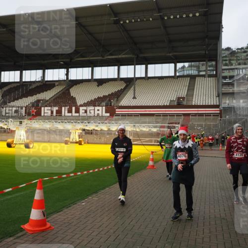 07.12.2025 - St. Pauli X-Mass-Run No. 15 Fabian Wolf http://msf.ph/oto/9423745 07.12.2025 12:02:58 Ziel 826, 2095, 4076, 4120, 4228, 4681, 4682, 4683, 4684 meine-sportfotos.de